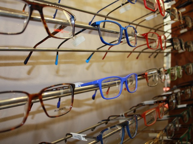 Fassungsauswahl im Geschäft von Optik Schink